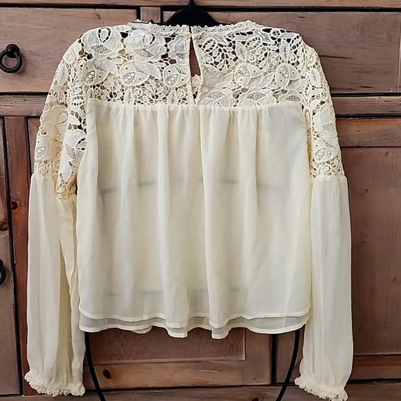 NWT Strut & Bolt ivory blouse with lace georgous  detail size large - Picture 6 of 9